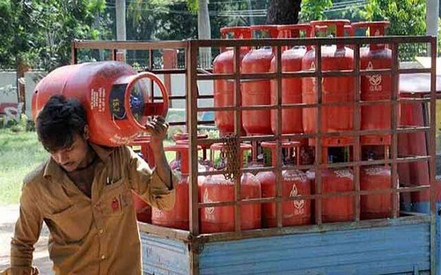 खुशख़बरी! नॉन सब्सिडाइज्‍ड LPG सिलेंडर हुआ सस्ता, जेट फ्यूल के दाम में इजाफा