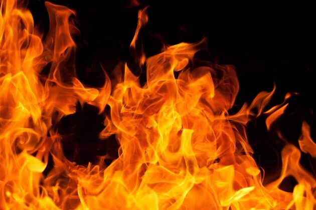 अमेरिका में भीषण आग से 35 अपार्टमेंट्स जलकर खाक, घर छोड़कर भागे लोग