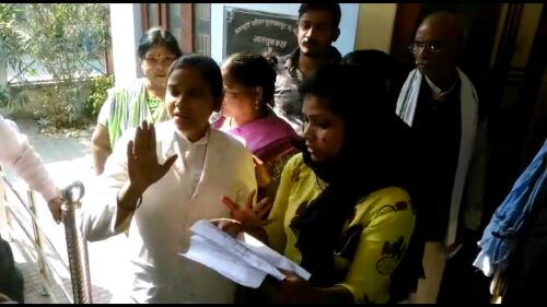 सीएमएस पर नर्सो ने लगाए कई गंभीर आरोप, मामला पहुंचा डीएम कार्यालय तक,मचा हंगामा सीएमएस पर नर्सो ने लगाए कई गंभीर आरोप, मामला पहुंचा डीएम कार्यालय तक,मचा हंगामा