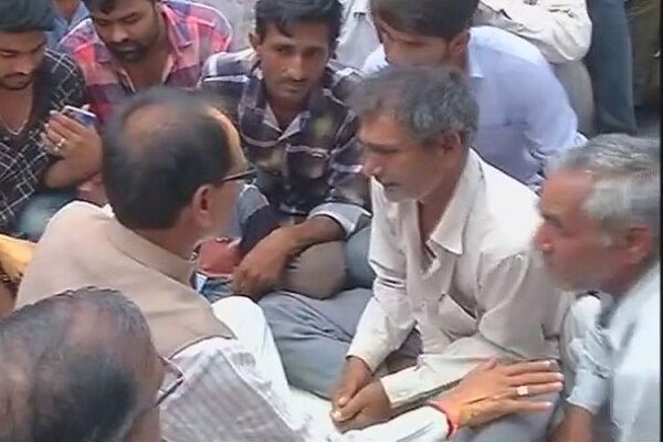 मंदसौर: मारे गये किसानों के परिजनों से मिले शिवराज सिंह, हटाई गई धारा 144