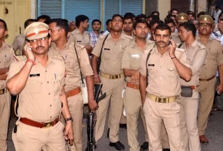 अलीगढ़ में मस्जिद के गुम्बद को लेकर बना तनाव, प्रसाशन सतर्क देखें वीडियो अलीगढ़ में मस्जिद के गुम्बद को लेकर बना तनाव, प्रसाशन सतर्क देखें वीडियो