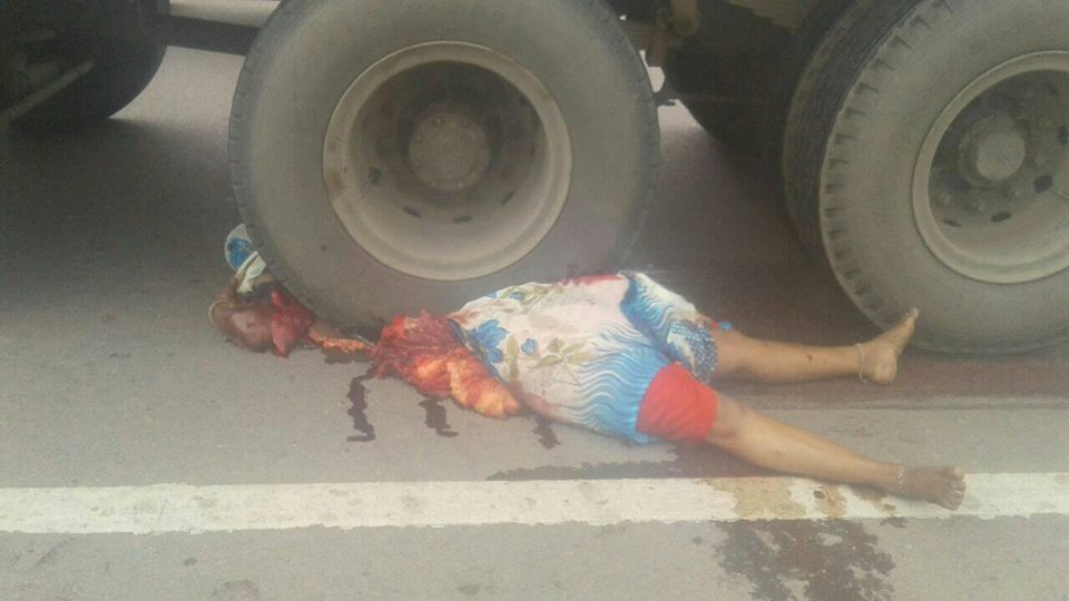 ट्रक ने बाईक में मारी टक्कर, दादी-पोती की दर्दनाक मौत, देखने वाले भी रोने लगे ट्रक ने बाईक में मारी टक्कर, दादी-पोती की दर्दनाक मौत, देखने वाले भी रोने लगे