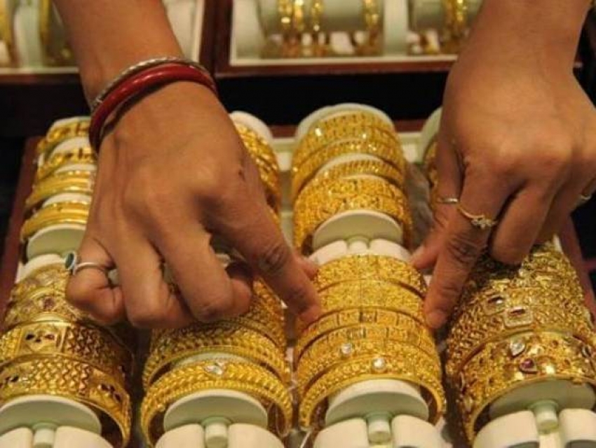 सोना हुआ तेज तो चाँदी को लगा झटका सोना हुआ तेज तो चाँदी को लगा झटका