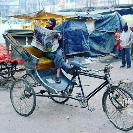 यह हैं मुकेश मिश्र, रिक्शा चलाकर कर रहे है पीएचडी की पढाई लेकिन और भी खास बात!