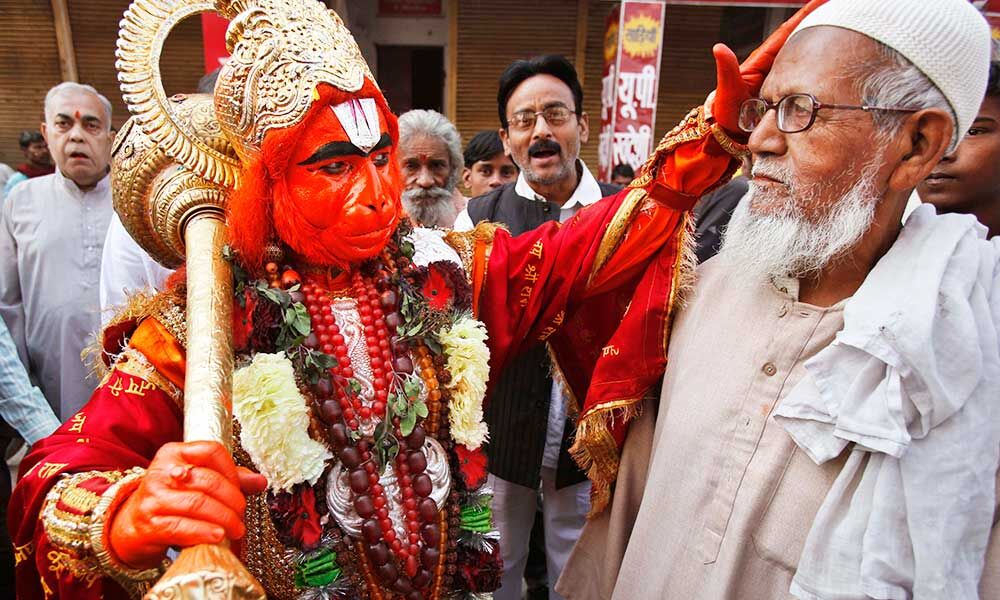 क्यों लड़े मरे जा रहे हो सोशल मिडिया पर इन नेताओं की वजह से सभी हिन्दू और मुसलमान! क्यों लड़े मरे जा रहे हो सोशल मिडिया पर इन नेताओं की वजह से सभी हिन्दू और मुसलमान!
