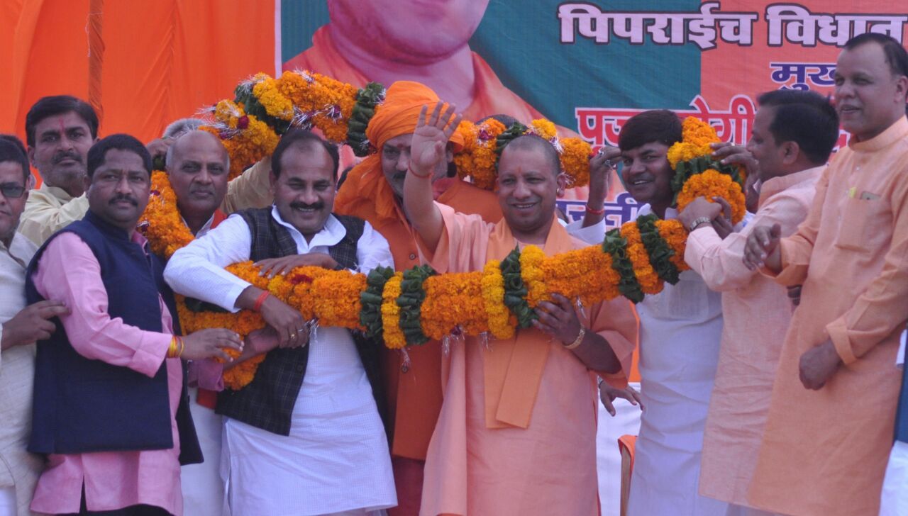 सपा व बसपा की दोस्ती लूट खसौट के लिए हुई है, आप विकास के लिए वोट करें - योगी आदित्यनाथ सपा व बसपा की दोस्ती लूट खसौट के लिए हुई है, आप विकास के लिए वोट करें - योगी आदित्यनाथ