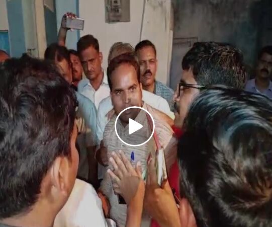 देखें वीडियो जब सीएम शिवराज के सामने ही कार्यकर्ता हुआ नाराज! देखें वीडियो जब सीएम शिवराज के सामने ही कार्यकर्ता हुआ नाराज!