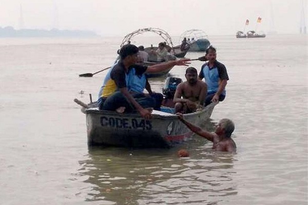 गणेश चतुर्थी के मौके पर गंगा में डुबकी लगाने गए 3 युवक डूबे, तलाश जारी