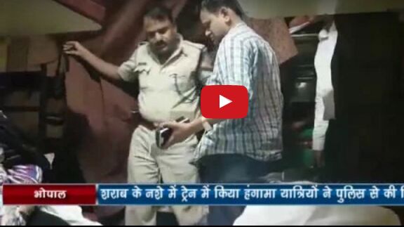 ट्रेन में महिला यात्रियों ने मंत्री जी के दामाद की चप्पलों से की पिटाई देखें वीडियो ट्रेन में महिला यात्रियों ने मंत्री जी के दामाद की चप्पलों से की पिटाई देखें वीडियो