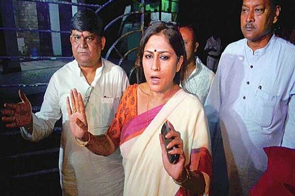 BJP सांसद रूपा गांगुली का विवादित बयान, कहा- अपनी बहू-बेटियों को भेजो बंगाल, 15 दिन में हो जाएगा रेप BJP सांसद रूपा गांगुली का विवादित बयान, कहा- अपनी बहू-बेटियों को भेजो बंगाल, 15 दिन में हो जाएगा रेप