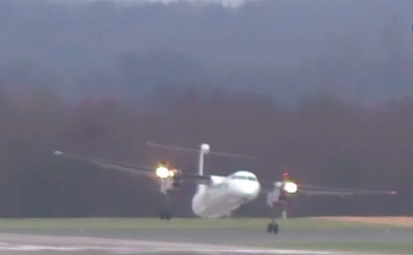 VIDEO: जब हवा में यात्रियों से भरे प्लेन का बिगड़ा संतुलन, देखें फिर किस तरह पायलट ने...