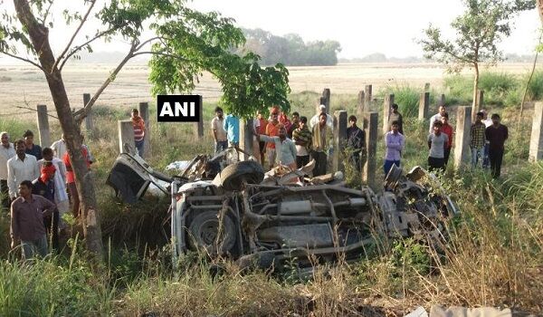 आजमगढ़ में कार और बस के बीच भीषण टक्कर, 7 लोगों की मौत, 3 घायल