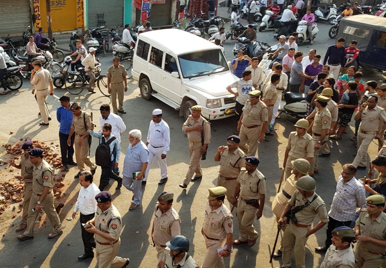 मुजफ्फरनगर में भी एक की मौत, कई वाहन फूंके, यूपी डीजीपी पहली क्लास में ही हुए फेल