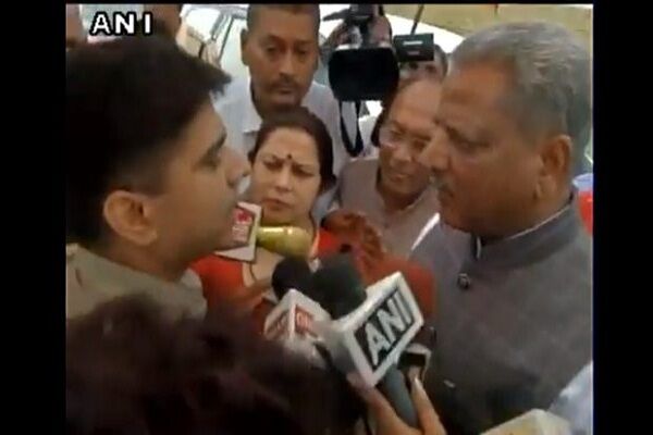 भाजपा सांसद को बशीरहाट जाने से पुलिस ने रोका तो बोला- रोकोगे तो मारे जाओगे, तुम्हे पता नहीं हम कौन हैं भाजपा सांसद को बशीरहाट जाने से पुलिस ने रोका तो बोला- रोकोगे तो मारे जाओगे, तुम्हे पता नहीं हम कौन हैं