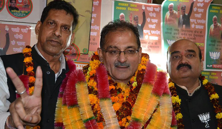 J&K: महबूबा कैबिनेट में फेरबदल, कविंदर गुप्ता बने डिप्टी CM, BJP के 6 और PDP के 2 मंत्रियों ने ली शपथ