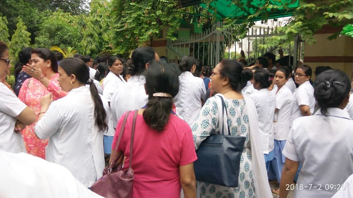 BHU अस्पतालः ICU बेड न मिलने से नर्स ने अपने ही अस्पताल में तोड़ा दम, सहयोगियों ने घेरा VC आवास