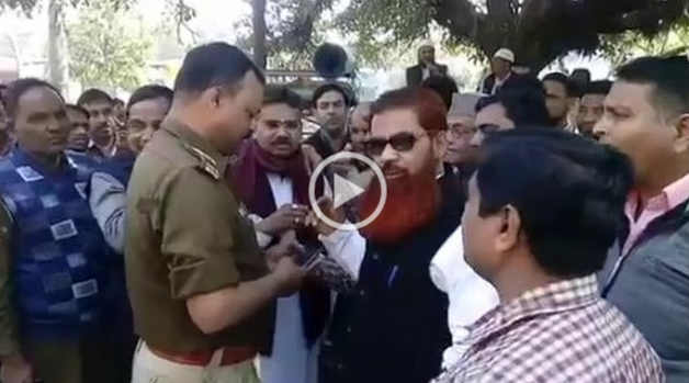 लूट का खुलासा न होने से नाराज़ व्यापारी सड़कों पर उतरे,पुलिस को जमकर कोसा