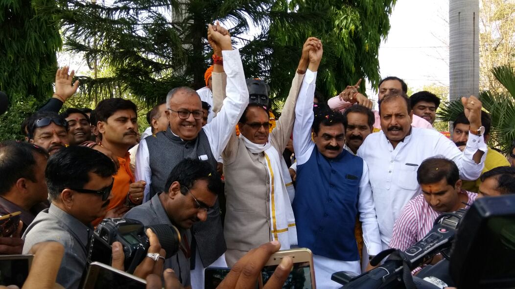 मध्यप्रदेश में मंत्रीमंडल विस्तार जल्द, ये सूची लेकर शिवराज सिंह दिल्ली रवाना मध्यप्रदेश में मंत्रीमंडल विस्तार जल्द, ये सूची लेकर शिवराज सिंह दिल्ली रवाना