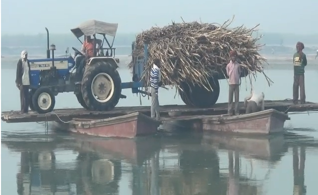 हथेली पर जान रख कर खेतों पर काम करने के लिए गंगा को पार करते है किसान!