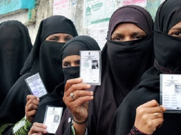 आखिर बदलना पड़ा चुनाव आयोग का अपना आदेश, इस लोकसभा पर होगा बैलेट पेपर से मतदान! आखिर बदलना पड़ा चुनाव आयोग का अपना आदेश, इस लोकसभा पर होगा बैलेट पेपर से मतदान!