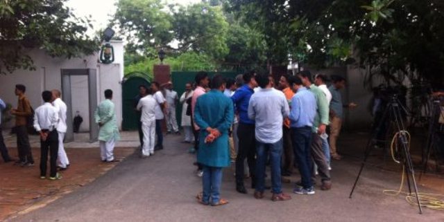 राजद नेताओं से इस्तीफे को लेकर पीछे पड़ी मीडिया से पूंछा जब नेताओं ने सवाल, तो मीडिया भी पीछे हटी