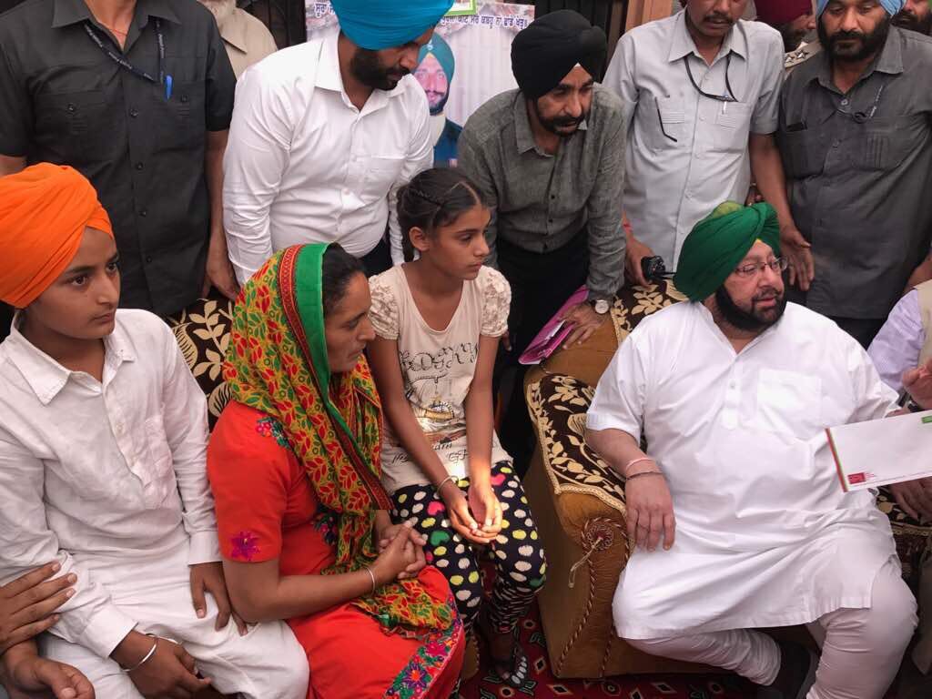 पंजाब के मुख्यमंत्री कर दिया शहीद परिवार के साथ ऐसा नहीं किया किसी सीएम ने कभी पंजाब के मुख्यमंत्री कर दिया शहीद परिवार के साथ ऐसा नहीं किया किसी सीएम ने कभी