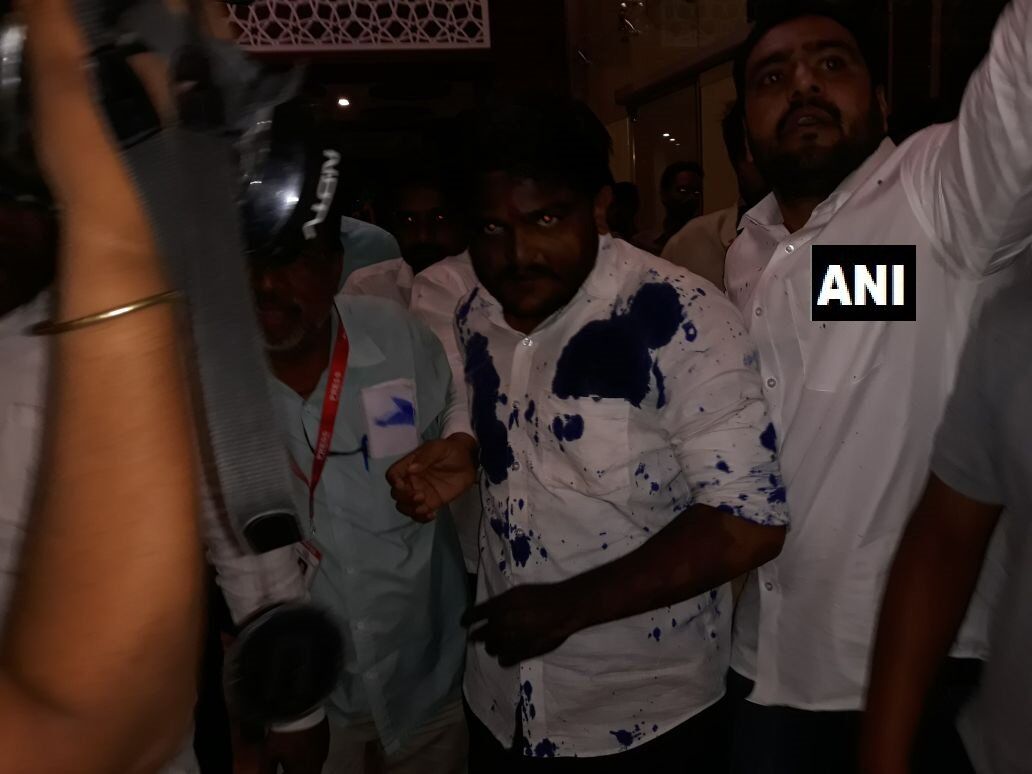 मध्यप्रदेश के उज्जैन में हार्दिक पटेल के उपर फैंकी स्याही मध्यप्रदेश के उज्जैन में हार्दिक पटेल के उपर फैंकी स्याही