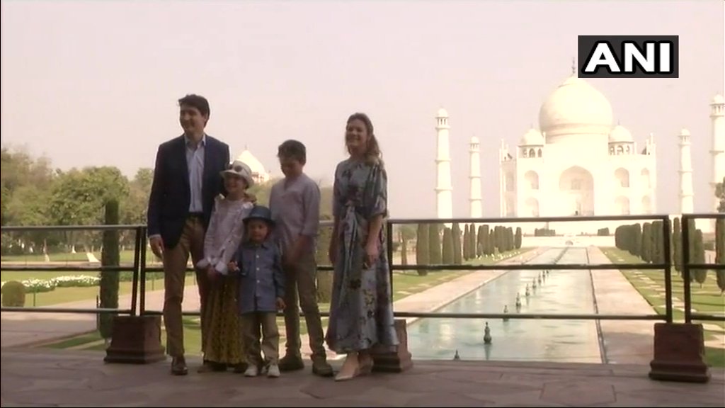कनाडा के प्रधानमंत्री जस्टीन टड्रो ने परिवार संग किया ताजमल का दीदार, देखिए- PHOTOS कनाडा के प्रधानमंत्री जस्टीन टड्रो ने परिवार संग किया ताजमल का दीदार, देखिए- PHOTOS