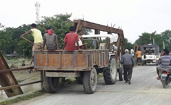 बिहार: अररिया में पुल से शव को नदी में फेंकने की तस्वीर वायरल, DM ने दिए जांच के आदेश