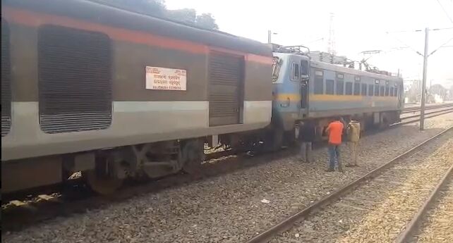 राजधानी एक्सप्रेस का इंजन फेल घंटो बाधित रहा मार्ग राजधानी एक्सप्रेस का इंजन फेल घंटो बाधित रहा मार्ग