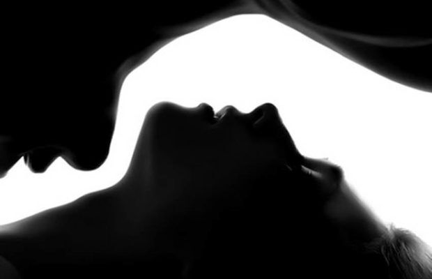 सड़क किनारे सबके सामने खुलेआम होता रहा महिला का रेप, लोग देखकर वीडियो बनाते रहे सड़क किनारे सबके सामने खुलेआम होता रहा महिला का रेप, लोग देखकर वीडियो बनाते रहे