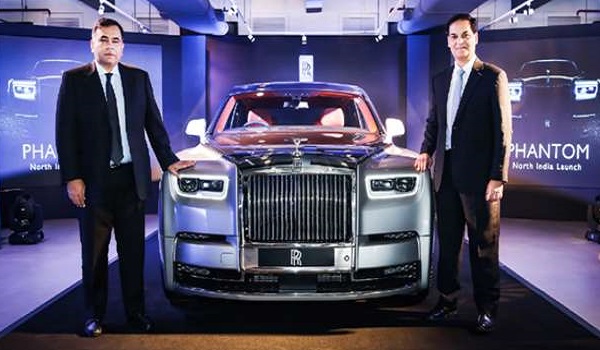 रॉल्‍स-रॉयस ने पेश की न्यू प्रीमियम कार Phantom, जानिए कीमत और इसके खास फीचर्स
