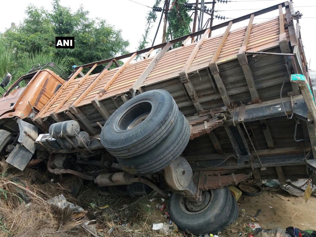 अलीगढ़ में दो वाहनों में भीषण भिडंत , 4 लोंगों की मौत अलीगढ़ में दो वाहनों में भीषण भिडंत , 4 लोंगों की मौत