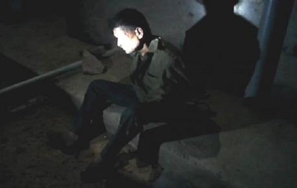 पुलिसकर्मी ने आधी रात में की ऐसी हरकत, गांववालों ने रस्सी से बांधा, फिर... पुलिसकर्मी ने आधी रात में की ऐसी हरकत, गांववालों ने रस्सी से बांधा, फिर...