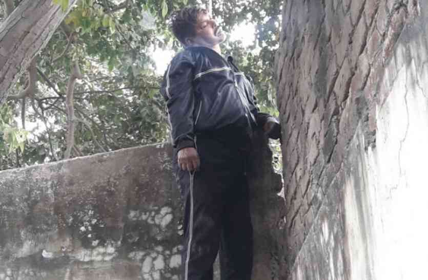 बरेली: यूपी पुलिस के सब इंस्पेक्टर ने पेड़ पर लटककर किया सुसाइड