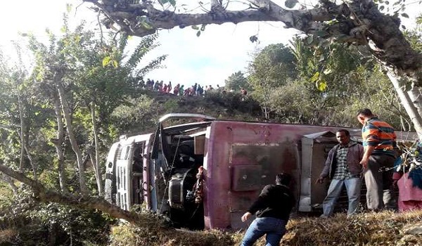 सुंदरनगर में गहरी खाई में गिरी बस, ड्राइवर की मौत, 50 लोग घायल