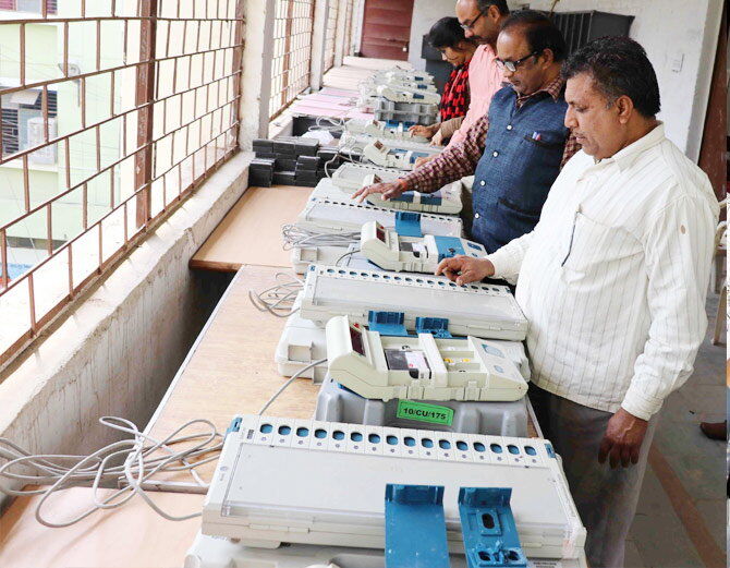 EVM और VVPAT बड़ा सवाल: बटन किसी का दबाया पर वोट गया बीजेपी को, चौकानें वाला खुलासा