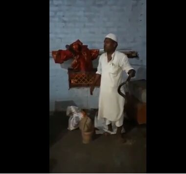 घोड़ा पछाड़ को पछाडा फिर अदा की मगरिब की नमाज़, मंदिर परिसर से शाहिद ने दिया इंसानियत का पैगाम
