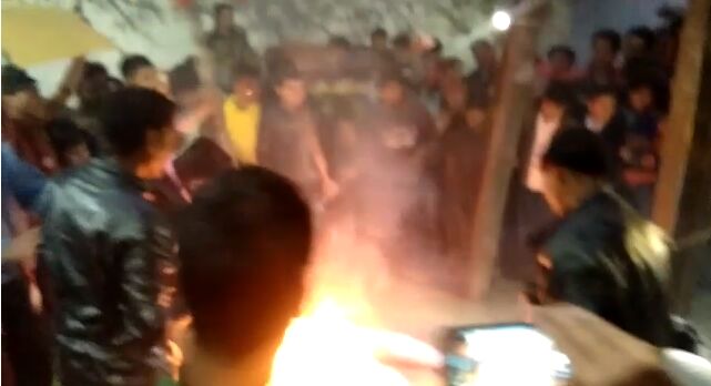 बिजनौर में अतिक्रमण का विरोध, गुस्साए लोगों ने चैयरमैन पति का पुतला जलाया बिजनौर में अतिक्रमण का विरोध, गुस्साए लोगों ने चैयरमैन पति का पुतला जलाया