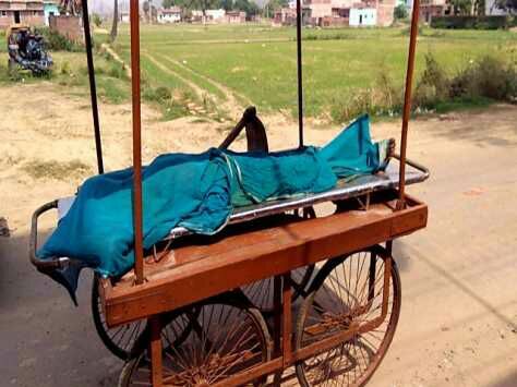 अस्पताल में शव वाहन के रहने के बाबजूद शेखपुरा जीआरपी पुलिस ने ठेले पर लाद शव को 10 किमी चले पैदल दफनाने