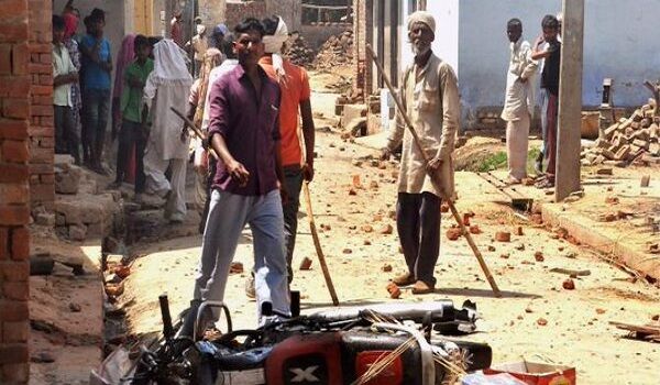 सहारनपुर में फिर हुआ जमकर बवाल, दो बाइकों में लगाई आग