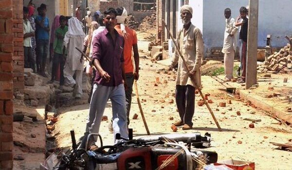 सहारनपुर में फिर हुआ जमकर बवाल, दो बाइकों में लगाई आग सहारनपुर में फिर हुआ जमकर बवाल, दो बाइकों में लगाई आग