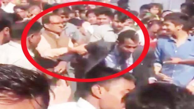 CM शिवराज को आया गुस्सा, सरेआम बॉडीगार्ड को जड़ दिया थप्पड़, वीडियो वायरल