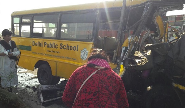 इंदौर: DPS स्कूल बस और ट्रक के बीच भीषण टक्कर, 5 स्कूली बच्चे समेत ड्राइवर की मौत