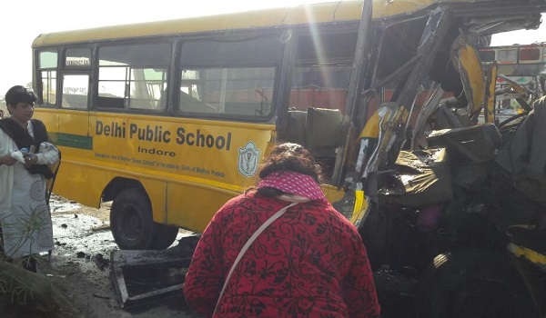 इंदौर: DPS स्कूल बस और ट्रक के बीच भीषण टक्कर, 5 स्कूली बच्चे समेत ड्राइवर की मौत इंदौर: DPS स्कूल बस और ट्रक के बीच भीषण टक्कर, 5 स्कूली बच्चे समेत ड्राइवर की मौत