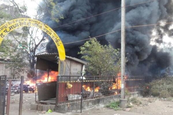 रायपुर रेलवे स्टेशन के पार्किंग में लगी भीषण आग, सैकड़ों गाड़ियां हुई जलकर खाक