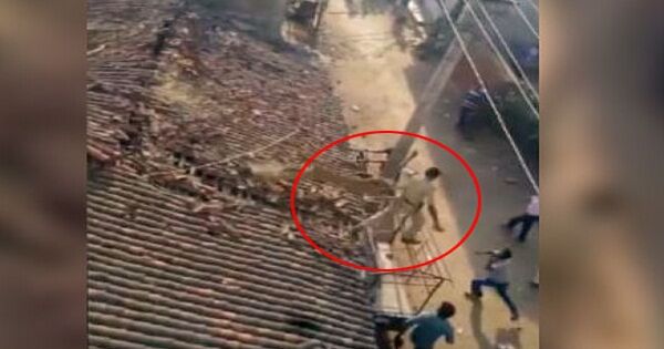 तेंदुए के पंजे से बाल बाल बचा वन अधिकारी छत से कूदा, देखे वीडियो तेंदुए के पंजे से बाल बाल बचा वन अधिकारी छत से कूदा, देखे वीडियो