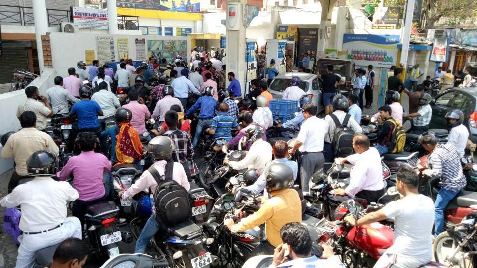 नवंबर में पेट्रोल का भाव 6 रुपए और डीजल 5.40 पैसे हुआ सस्ता नवंबर में पेट्रोल का भाव 6 रुपए और डीजल 5.40 पैसे हुआ सस्ता