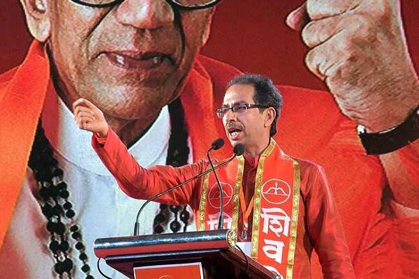 पाक पर कार्रवाई से शिवसेना खुश, कहा-अब लाहौर जाकर तिरंगा लहराना है पाक पर कार्रवाई से शिवसेना खुश, कहा-अब लाहौर जाकर तिरंगा लहराना है