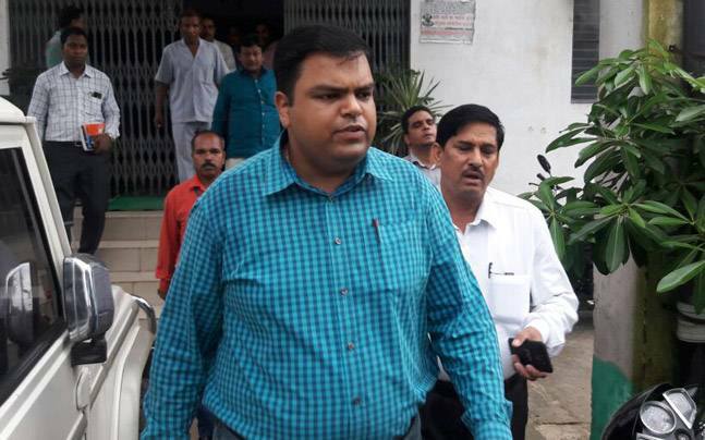 तेज तर्रार, बेदाग और कड़क आईएएस अफसर मुकेश पाण्डेय ने क्यों किया सुसाइड?